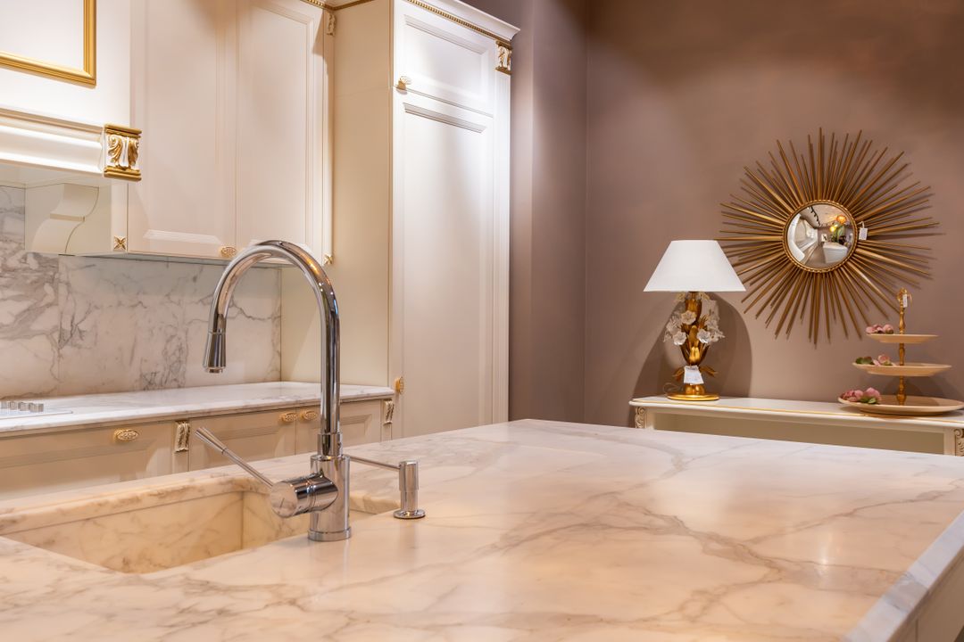 تركيب اسطح مطابخ بدقة وتشطيب يناسب تصميم المطبخ